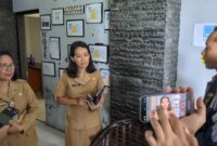 Plt Kepala BKD Trenggalek, Anik Suwarni dan Kepala Bidang Pengadaan, Pemberhentian, Informasi, dan Kinerja BKD Trenggalek, Indrayana Anik Rahayu.