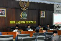 Rapat paripurna DPRD Trenggalek dengan agenda pengumuman pemberhentian jabatan Bupati dan Wakil Bupati Trenggalek periode 2021-2025 serta pengumuman tentang Hasil Penetapan Pasangan Calon Bupati dan Wakil Bupati Terpilih Hasil Pilkada Serentak Tahun 2024 oleh KPU Trenggalek