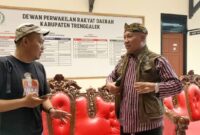 Kepala Dinas Peternakan Kabupaten Trenggalek, Joko Susanto (kanan) di kantor DPRD Trenggalek, mengaku baru memperoleh vaksin dari Pemprov Jatim.