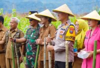Penanaman benih jagung secara simbolis oleh Forkopimda Trenggalek di depan Polres Trenggalek.