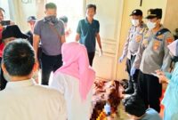 Proses evakuasi korban yang ditemukan meninggal terpeleset di kolam limbah pengelolaan daur ulang plastik di Desa Ngadirenggo, Kecamatan Pogalan, Kabupaten Trenggalek.