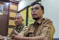 Kepala Diskomidag Trenggalek, Saniran (kanan) bersama Kepala Disnak Trenggalek, Joko Susanto (kiri) sepakat tutup pasar hewan sementara.