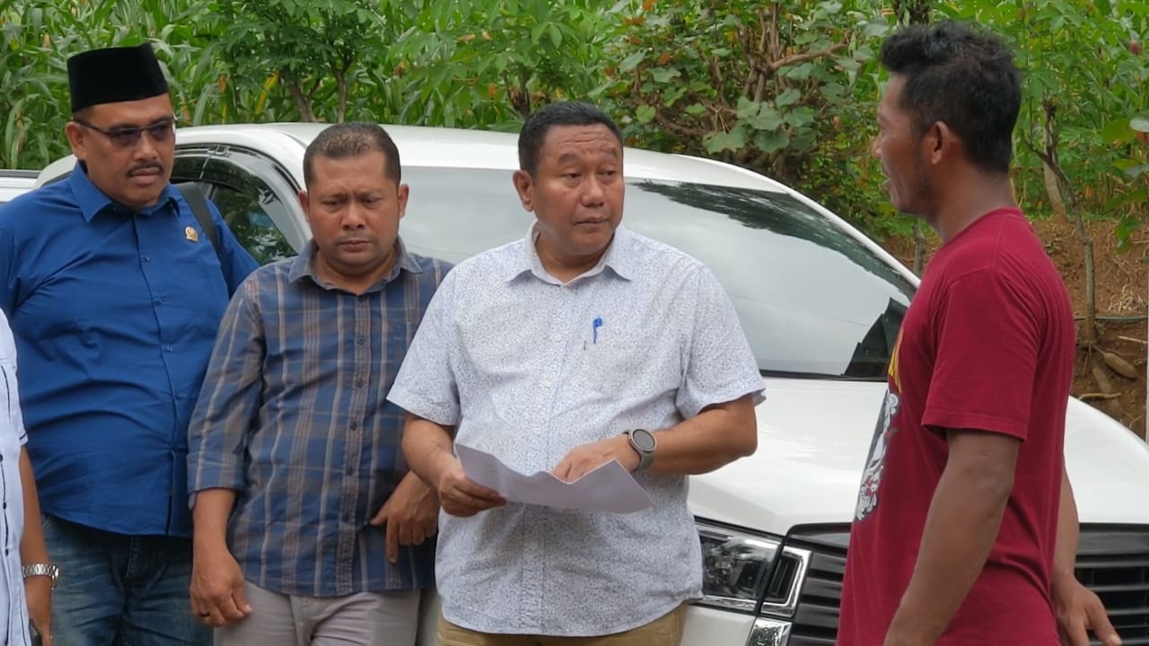 Ketua Komisi II DPRD Trenggalek tanyai salah satu kelompok tani ternak.