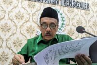 Samsul Anam, Ketua Bapemperda DPRD Trenggalek bacakan catatan usai pimpin rapat kerja pada Senin (13/1/2025).