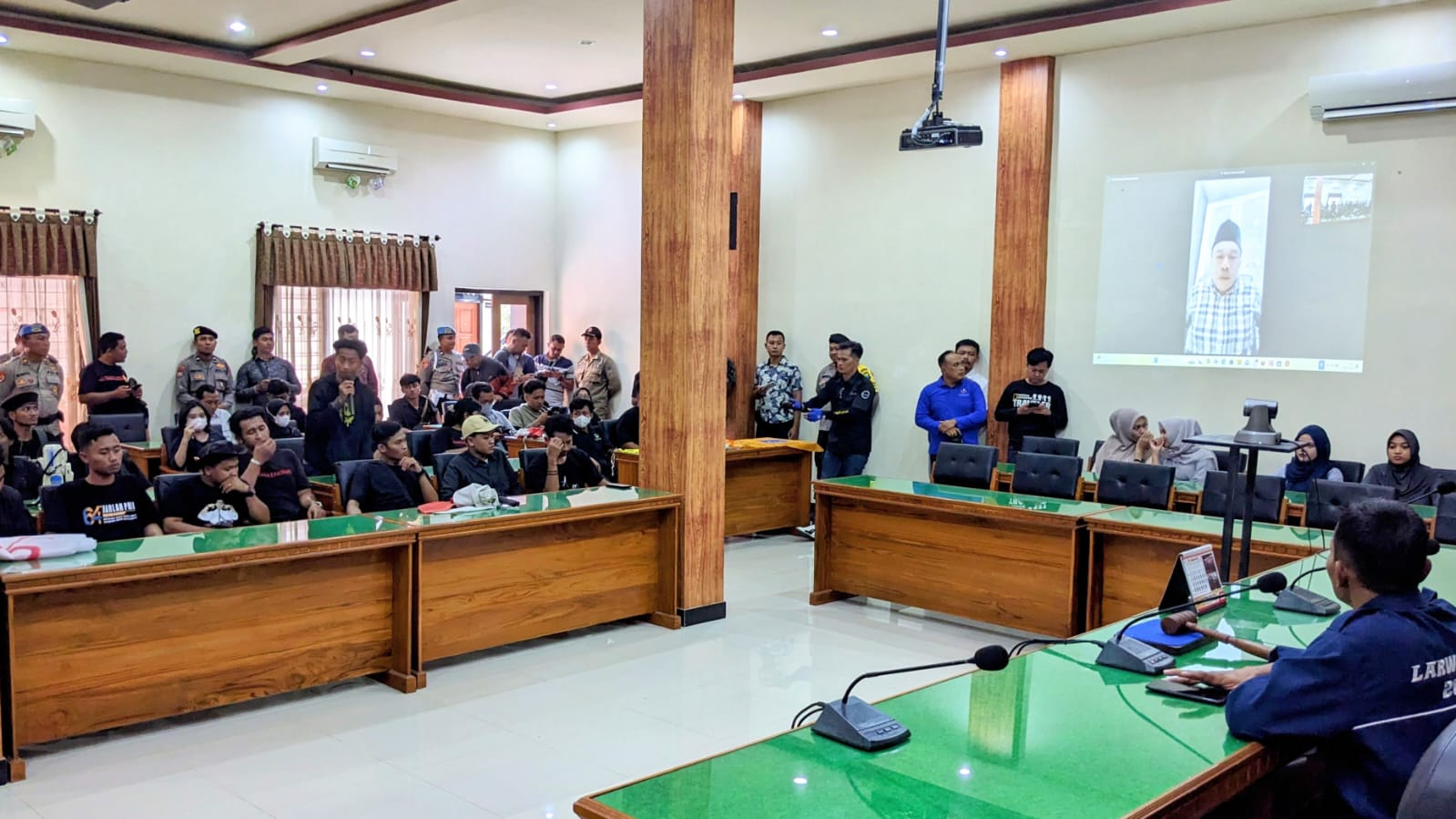 Aliansi Mahasiswa Trenggalek melakukan audiensi hanya bersama Sekretaris DPRD Trenggalek dengan menghadirkan ketua DPRD Trenggalek via zoom.