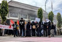 Aliansi Mahasiswa Trenggalek datangi kantor DPRD Trenggalek tuntun pembatalan efisiensi anggaran sektor pendidikan dan infrastruktur.