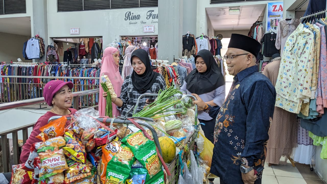 Anggota Komisi II DPRD Trenggalek coba jajanan yang ada di Pasar Pon Trenggalek.
