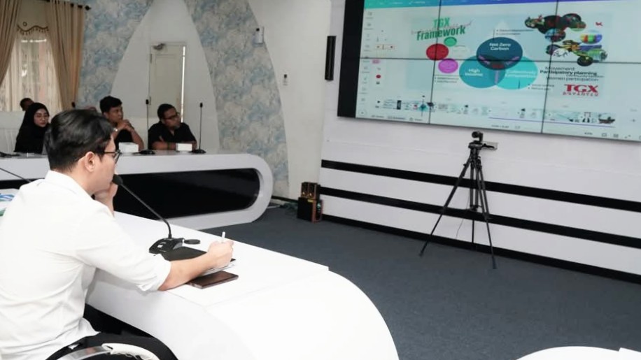 Bupati Trenggalek Mochamad Nur Arifin lakukan sinkronisasi dengan arsitek landscape internasional asal Malang.