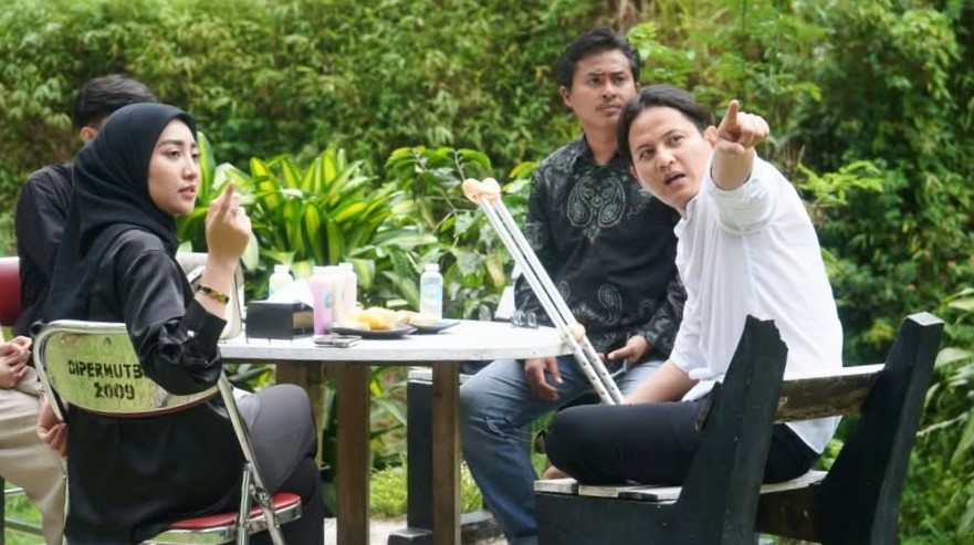 Bupati Trenggalek Mochamad Nur Arifin, ajak Qintharra U. Yassifa tinjau kebun kopi di Bendungan.