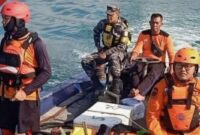 Tim SAR lakukan pencarian pemancing hilang yang terseret ombak di kawasan perairan Pantai Damas, Trenggalek. (Foto: BPBD Trenggalek)