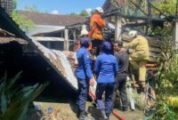 Damkar Trenggalek coba memadamkan api yang menghanguskan rumah warga Desa Salamrejo, Kecamatan Karangan.