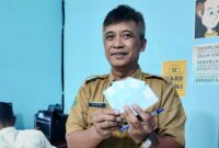 Gigih Mardirianto, Kabid Pelayanan Pendaftaran Penduduk Dukcapil Trenggalek tunjukkan blangko KTP Elektronik.