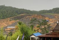Kondisi penahan tebing Bendungan Bagong nampak longsor akibat tingginya curah hujan beberapa waktu yang lalu. (Foto : Muh. Zamz)