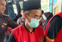 Imam Safi'i alias Supar keluar dari mobil tahanan hendak ikuti sidang dengan agenda pembacaan tuntutan. (Foto : Ganez Radisa)