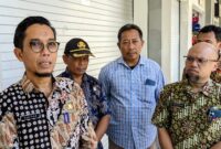 Kepala Diskomidag Trenggalek, Saniran (paling kiri) saat berada di Pasar Pon.