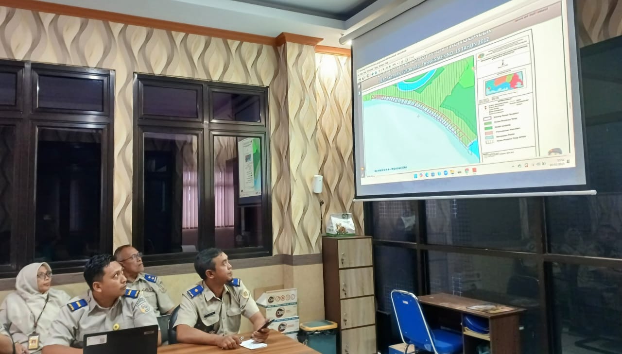 Kantor Pertanahan ATR/BPN Trenggalek tunjukkan data peta kepemilikan bidang tanah di sepanjang pantai Konang.