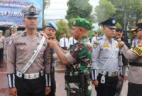 Kapolres Trenggalek dan Dandim 0806/Trenggalek sematkan pita tanda dimulainya Operasi Keselamatan Semeru 2025. (Foto : Website Polres Trenggalek)
