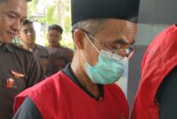 Imam Syafi'i alias Supar, terdakwa kasus rudapaksa santriwati hingga melahirkan sampai di PN Trenggalek.