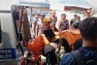 Tim SAR gabungan menaikan korban WT (30) ke Ambulan untuk diserahkan ke pihak keluarga. (Foto : Basarnas Trenggalek).