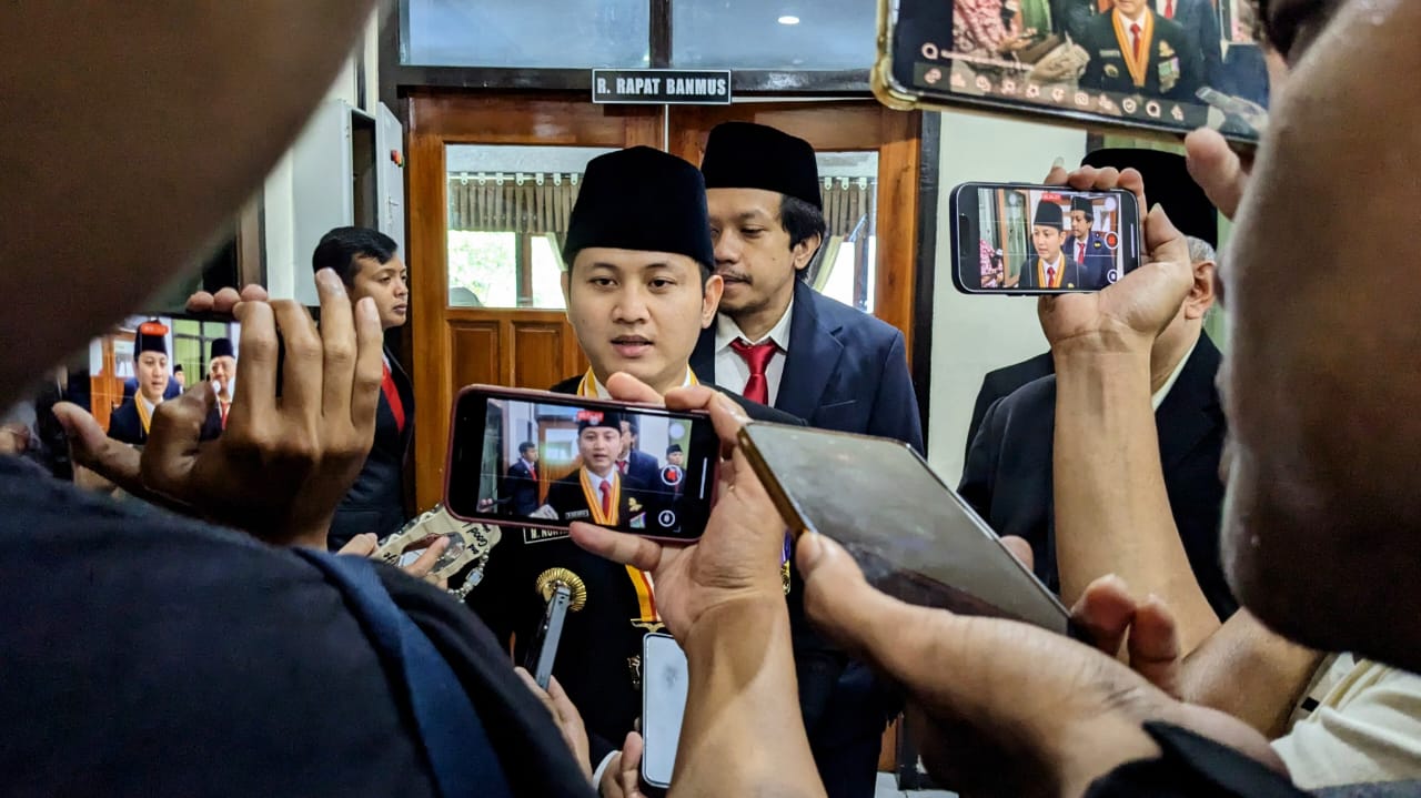 Bupati Trenggalek Mochamad Nur Arifin saat dikonfirmasi awak media usai ikuti rapat Paripurna di DPRD Trenggalek.