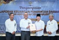 Bupati Trenggalek Mochamad Nur Arifin serahkan LKPD Unaudited tahun 2024 ke BPK Perwakilan Jawa Timur. (Foto: Prokopim TGX)