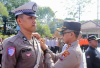 Kapolres Trenggalek AKBP Indra Ranu Dikarta sematkan pita tanda Operasi Ketupat Semeru sebentar lagi dimulai.