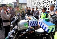 Kapolres Trenggalek saksikan contoh penanganan pelayanan tambal ban gratis di halaman Polres Trenggalek, Kamis (20/3/2025).