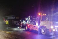 Proses evakuasi kendaraan L300 pengangkut ikan yang mengalami kecelakaan di jl. Jarakan-Karangan, Trenggalek.