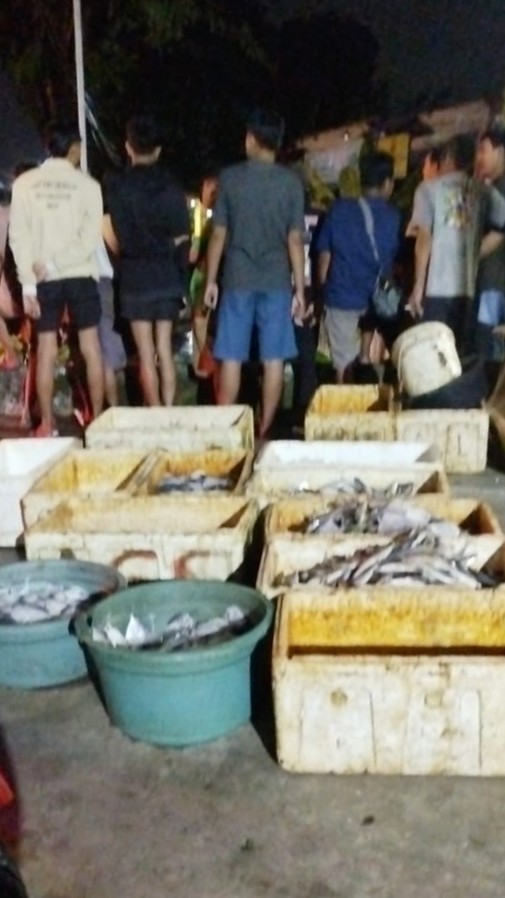 Ikan dalam box yang dibawa berhasil diselamatkan saat proses evakuasi kendaraan.