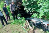 Pihak kepolisian tinjau TKP terjadinya kecelakaan mobil Daihatsu Taruna di Watulimo, Trenggalek.
