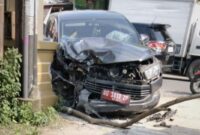 Kendaraan dinas yang ditumpangi oleh Kepala Dinas Sosial Trenggalek nampak ringsek dibagian depan akibat kecelakaan.
