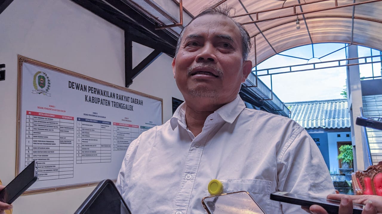 Kepala Kantor Pertanahan Kabupaten Trenggalek, Agus Purwanto usai ikuti rapat dengan Komisi I DPRD Trenggalek.