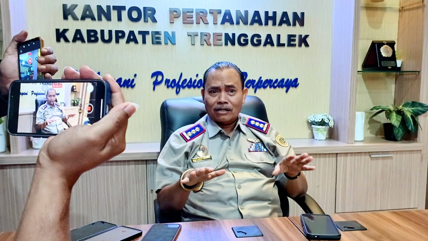 Kepala Kantor Pertanahan ATR/BPN Kabupaten Trenggalek, Agus Purwanto klarifikasi di media massa.
