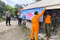 Kepolisian dan PLN kompak pasang baliho sosialisasi tentang bahaya balon udara.