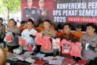 Wakapolres Trenggalek Kompol Herlinarto pimpin rilis kasus hasil Operasi Pekat Semeru 2025 di halaman Polres Trenggalek.