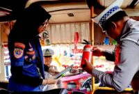 Petugas gabungan melakukan pengecekan terhadap beberapa kelengkapan yang harus terpenuhi pada sebuah angkutan umum.