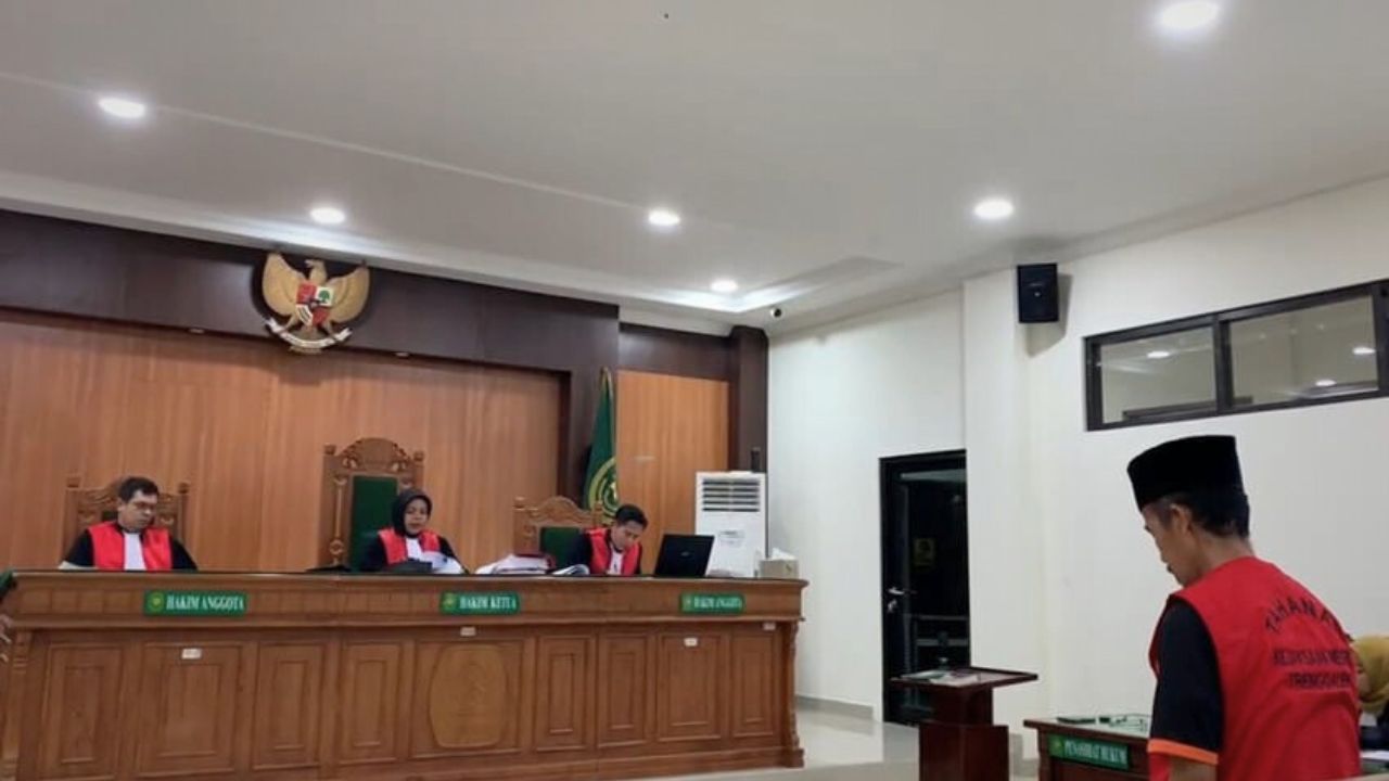 Saat Imam Syafii (52) alias Supar menghadiri sidang putusan di Pengadilan Negeri Trenggalek.