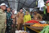 Wakil Bupati Trenggalek Syah Muhammad Natanegara tinjau Pasar Basah Trenggalek bersama stakeholder.