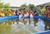 Wakil Bupati Trenggalek Syah Muhammad Natanegara bersama stakeholder tebar benih ikan sebagai tanda telah diresmikannya Posko Swasembada Pangan. (Foto : Prokopim TGX)