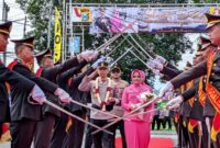 AKBP Ridwan Maliki datang di Polres Trenggalek disambut dengan prosesi pedang pora.