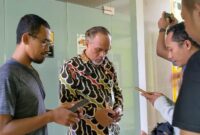 Humas RSUD dr. Soedomo Trenggalek, Sujiono (pakaian batik) dikonfirmasi awak media di depan ruang rawat inap Seruni.