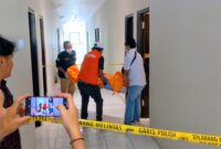 Tim inafis Satreskrim Polres Trenggalek evakuasi korban dari kamar hotel.
