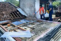 Tim Inafis Satreskrim Polres Trenggalek lakukan olah Tempat Kejadian Perkara di atap rumah Rakhmad Fajaruddin.