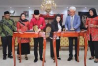 Penandatanganan MoU antara Pemerintah Daerah Kabupaten Trenggalek, PT Intersolusi Indonesia, dan BPR Jwalita di Pendopo Manggala Praja Nugraha. (Foto : Prokopim TGX)