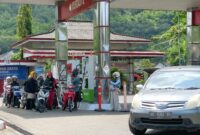 Suasana pengisian BBM di SPBU terminal bus Trenggalek.