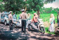 Satlantas Polres Trenggalek beri teguran dan edukasi terhadap ramaja yang kedapatan tidak menggunakan helm saat berkendara roda dua di jalan Bendorejo. (Foto: Candra)