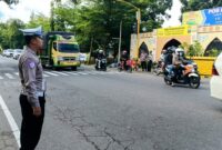 Suasana arus balik di depan Pos Pelayanan Lebaran yang berada di depan Agropark, Kabupaten Trenggalek.