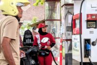 Suasana pengisian BBM jenis Pertamax di SPBU yang dinaungi PT JET