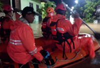 Saat BPBD Trenggalek menerjang banjir untuk mengevakuasi warga yang membutuhkan.