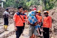 Saat BPBD Trenggalek evakuasi korban longsor di Desa Depok, Kecamatan Bendungan.